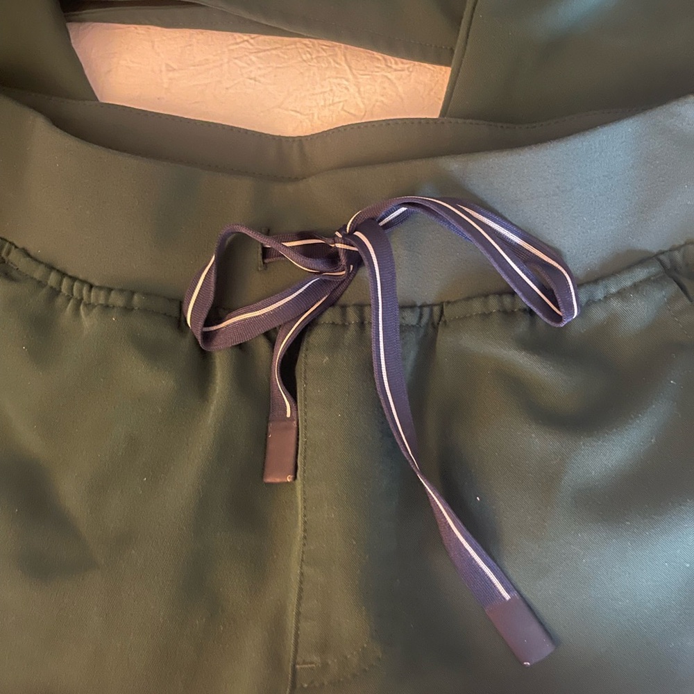 FIGS Women's Dark Green medical scrubs, jogger bottom, Women’s size small - Picture 3 of 8